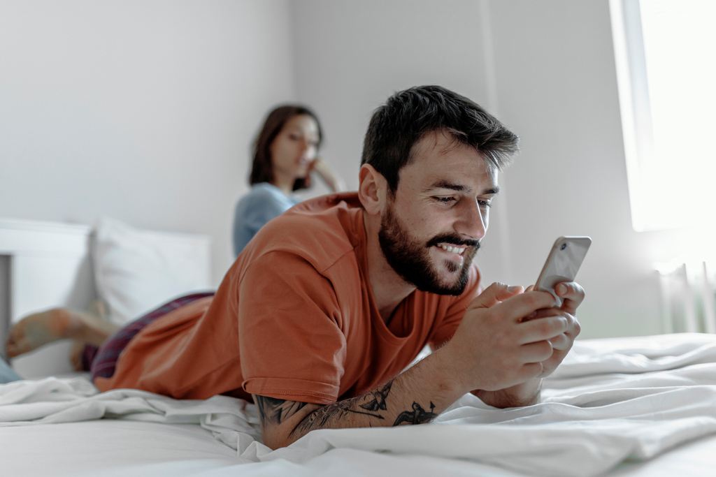 Он, она и смартфон: 4 способа спасти отношения