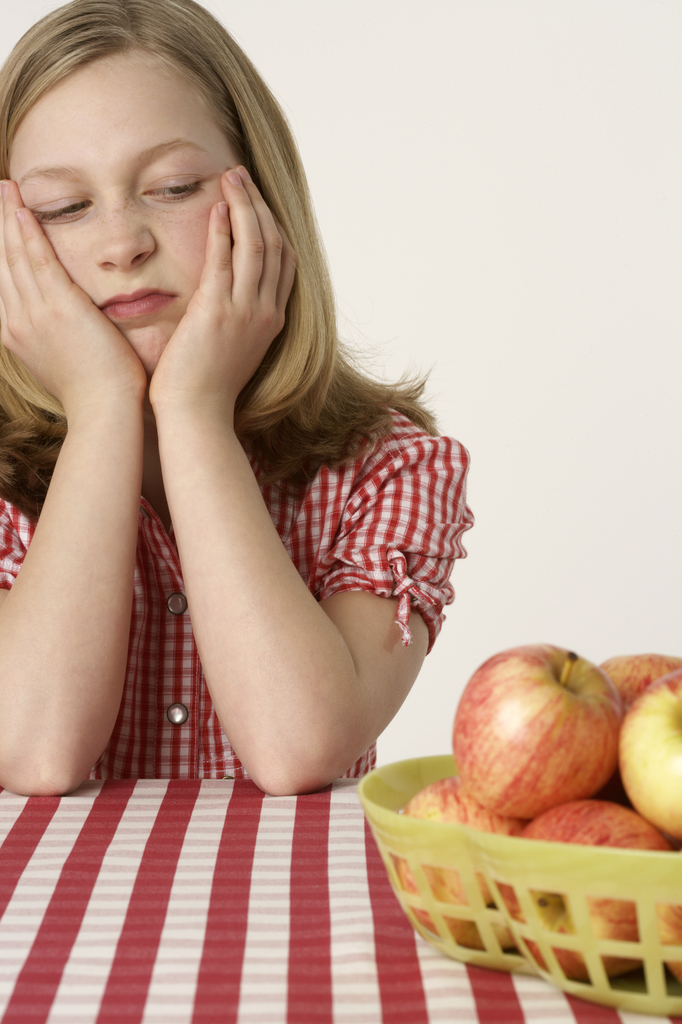 Вопрос психологу: «Дочка наотрез отказалась есть фрукты — что делать?»