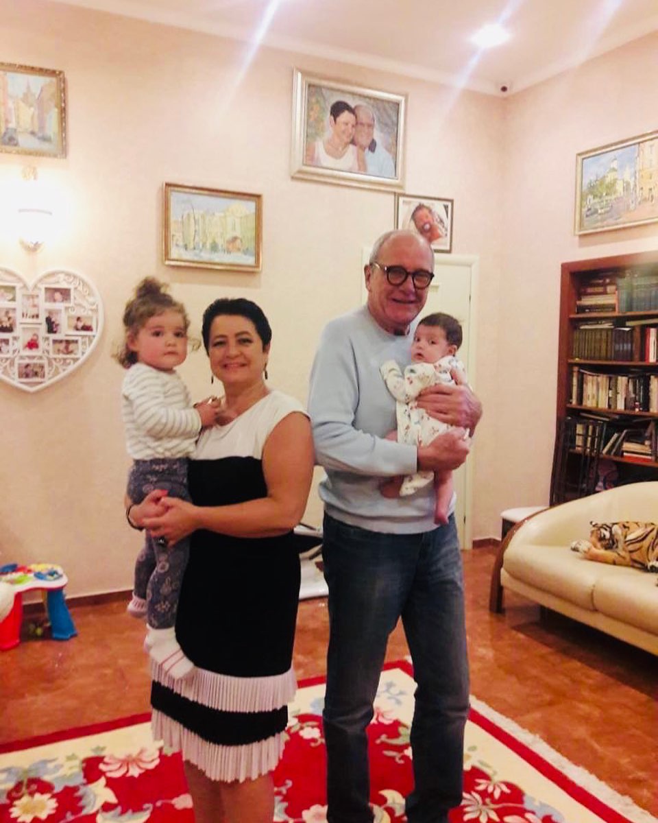 80-летний Виторган показал малышку-дочь