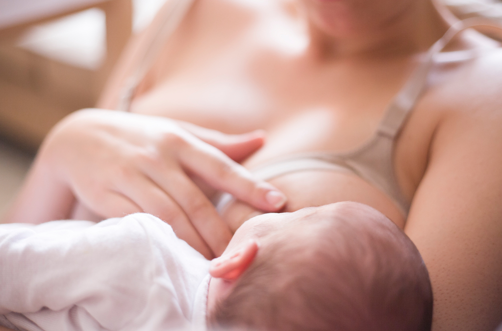 До какого возраста нужно кормить ребенка грудью: мнения врачей