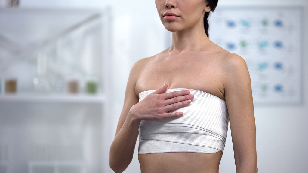 Материнство и силиконовая грудь: 9 популярных мифов