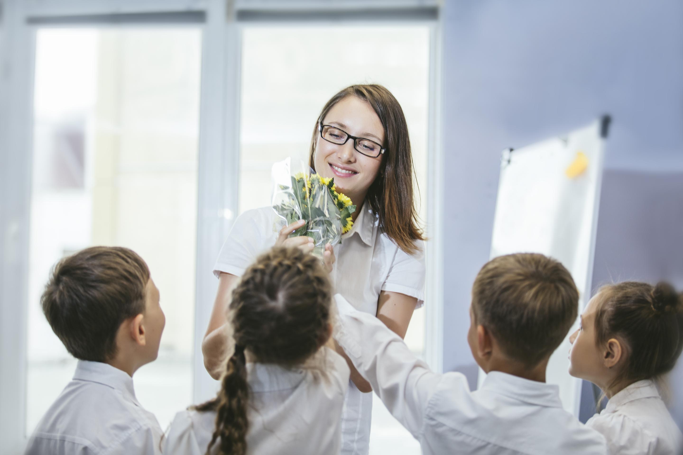 5 самых неудачных подарков в День учителя: мнение педагога