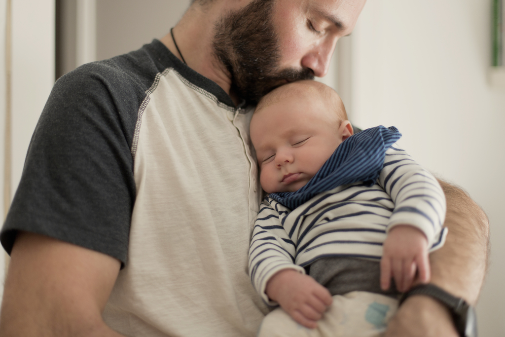 Молодой отец: 3 способа помочь жене после родов