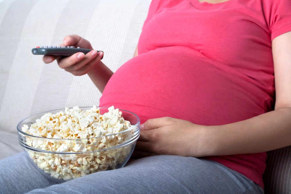 Перекус будущей мамы перед телевизором грозит малышу лишним весом