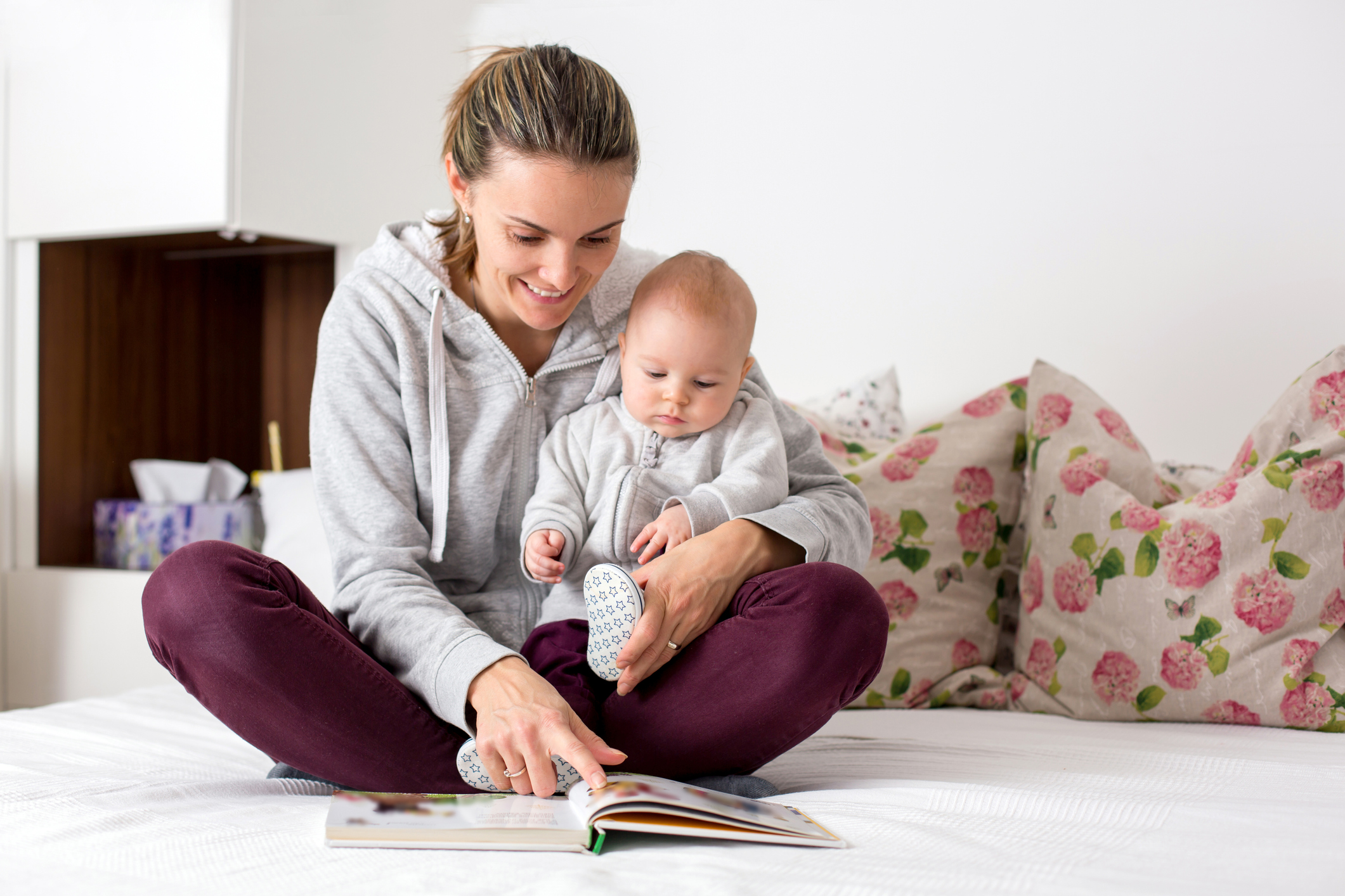Можно ли сажать двухмесячного ребенка на колени: мнение педиатра