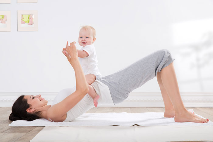 Упражнения для восстановления формы после родов с малышом в руках
