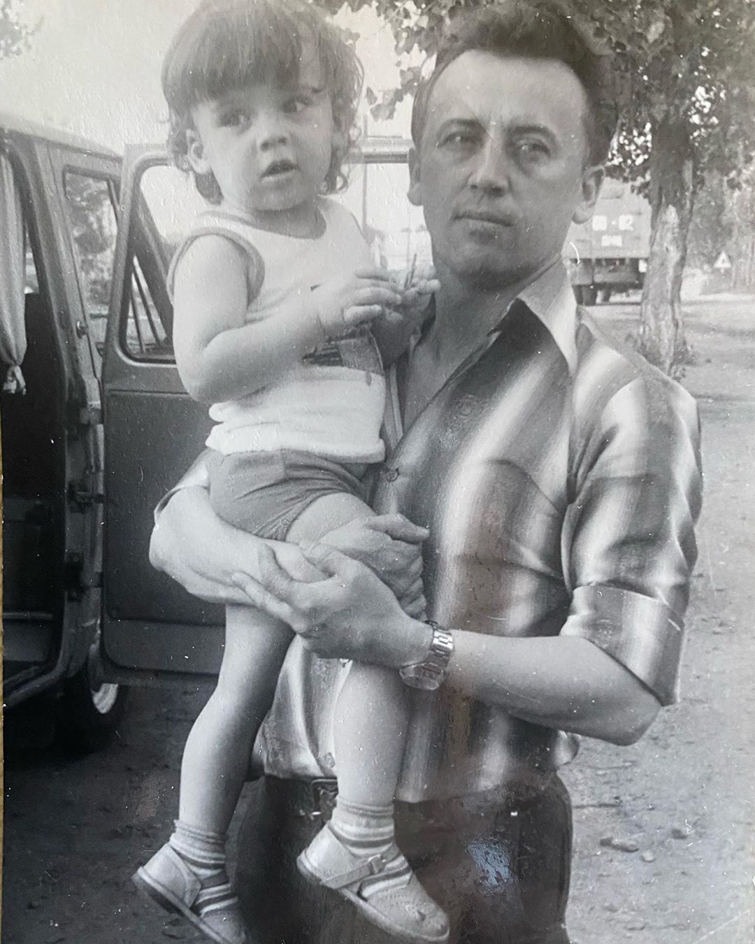 Максим Галкин показал свое детское фото с отцом-генералом