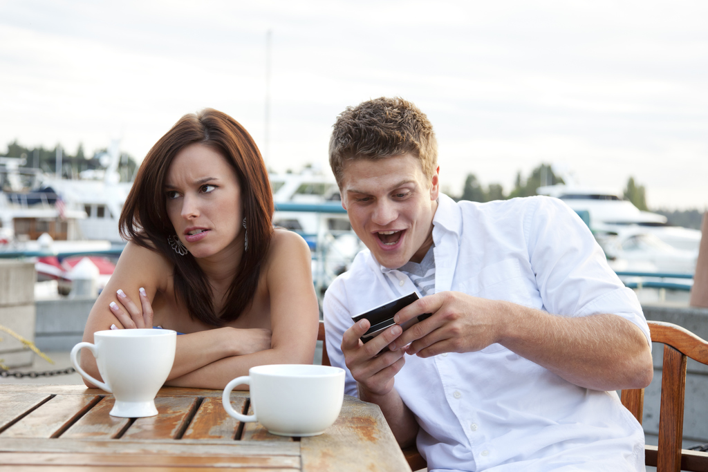 Он, она и смартфон: 4 способа спасти отношения
