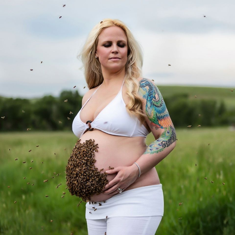 Не для слабонервных: беременная позирует с 10 000 пчел на животе