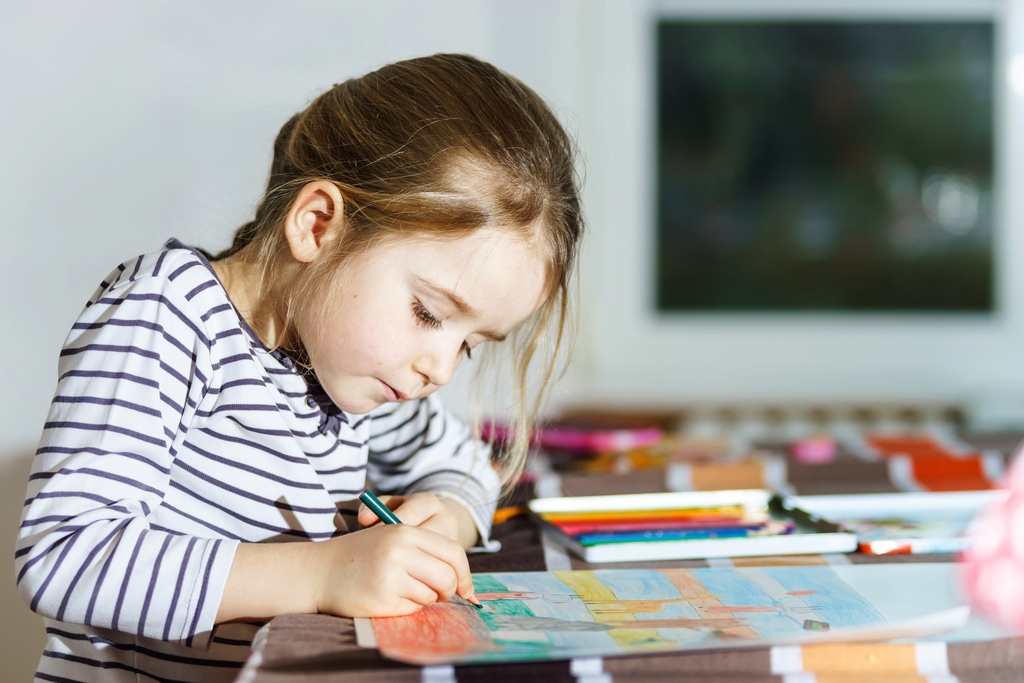 Ищем тайный смысл: психолог — о том, что скрывают детские рисунки