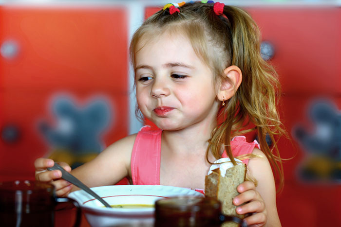 Дело не в еде: 4 истории детей, которых трудно накормить