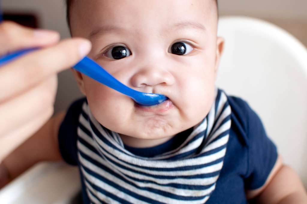 Ребенок плохо ест: 8 частых трудностей с кормлением малыша