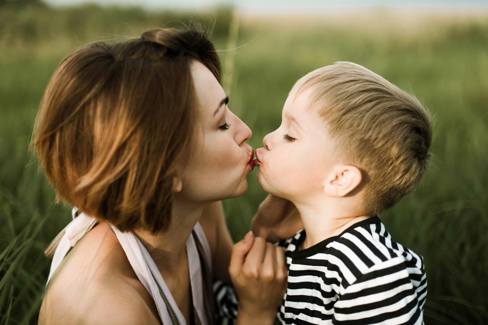 Спорный вопрос: можно ли целовать ребенка в губы