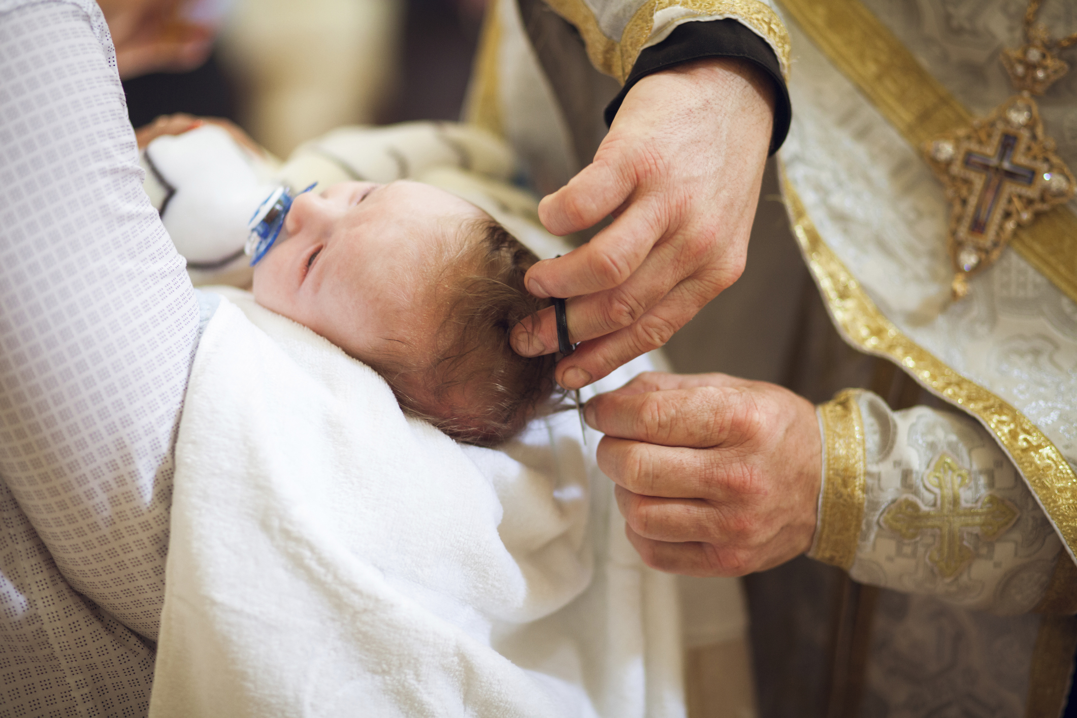 Вторые родители: как правильно выбрать крестных для ребенка