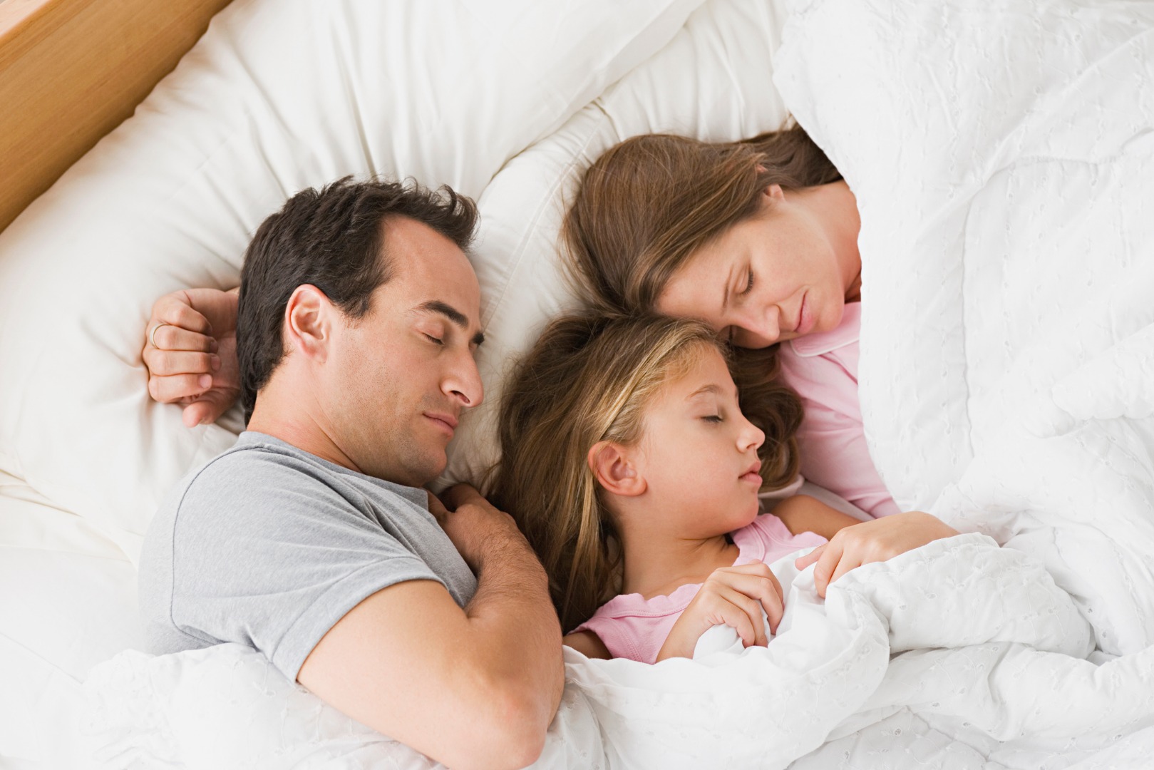 «Дочки не хотят спать отдельно от нас с мужем»