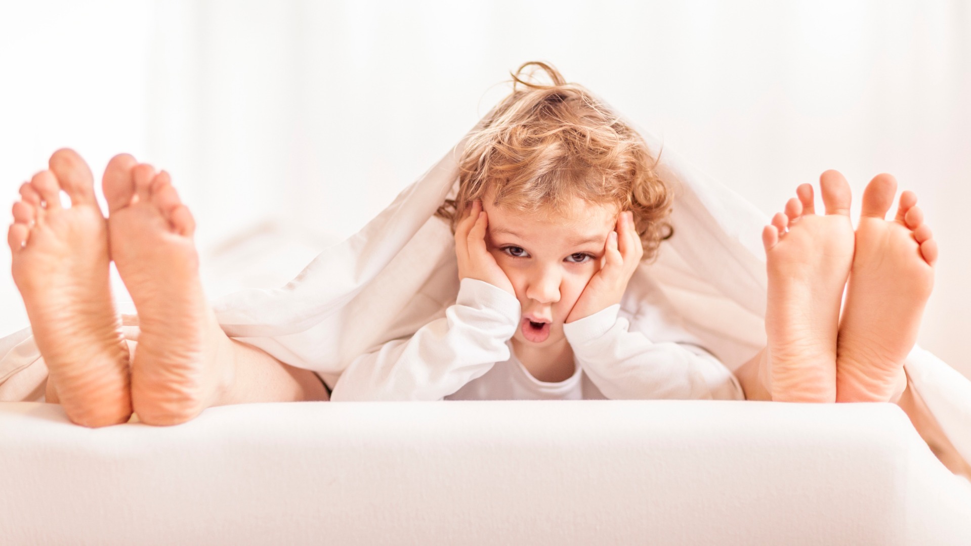 Почему дети любят залезать в постель родителей?