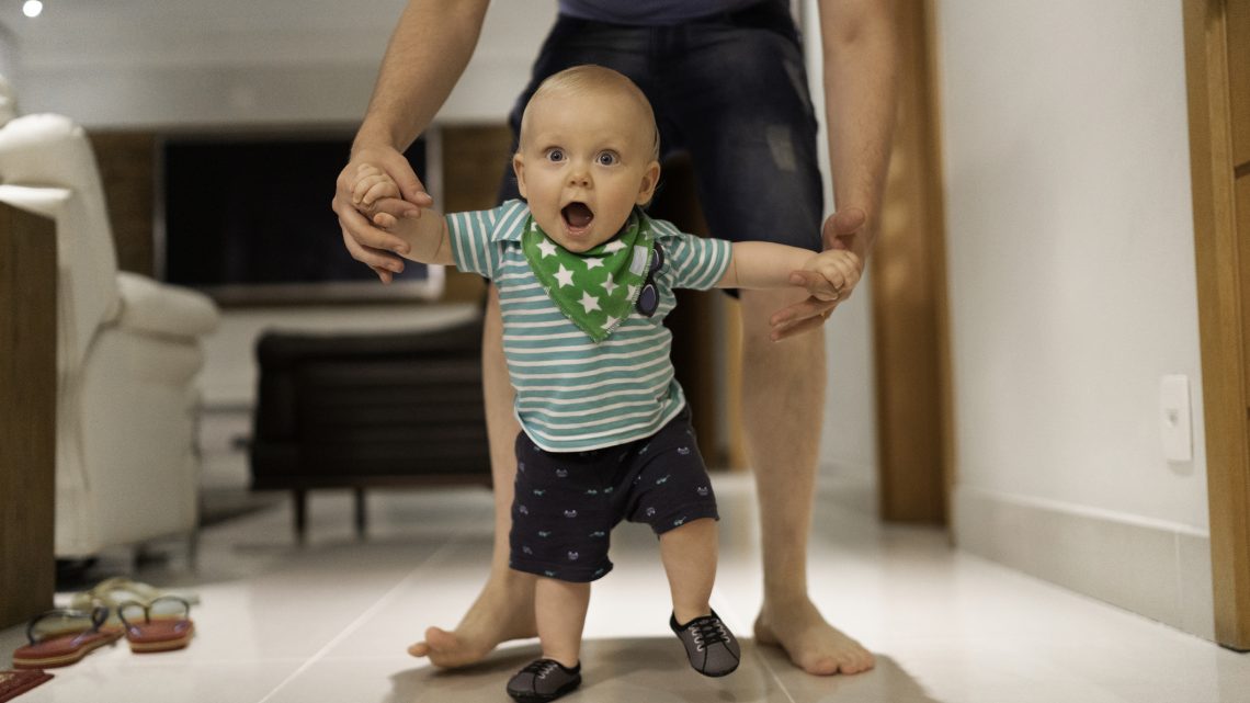 Ботинки, тапки или голые лапки: в чем ребенок должен ходить дома