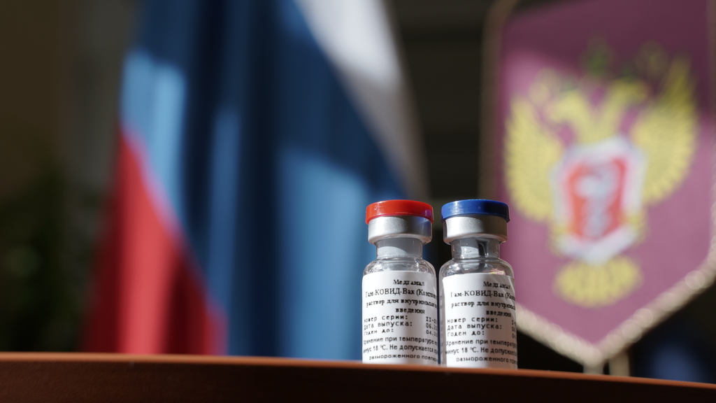 В России появилась первая вакцина от коронавируса: 8 важных вопросов о прививке