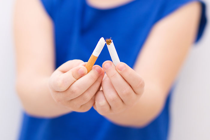Маленький пассивный курильщик: что происходит с ребенком