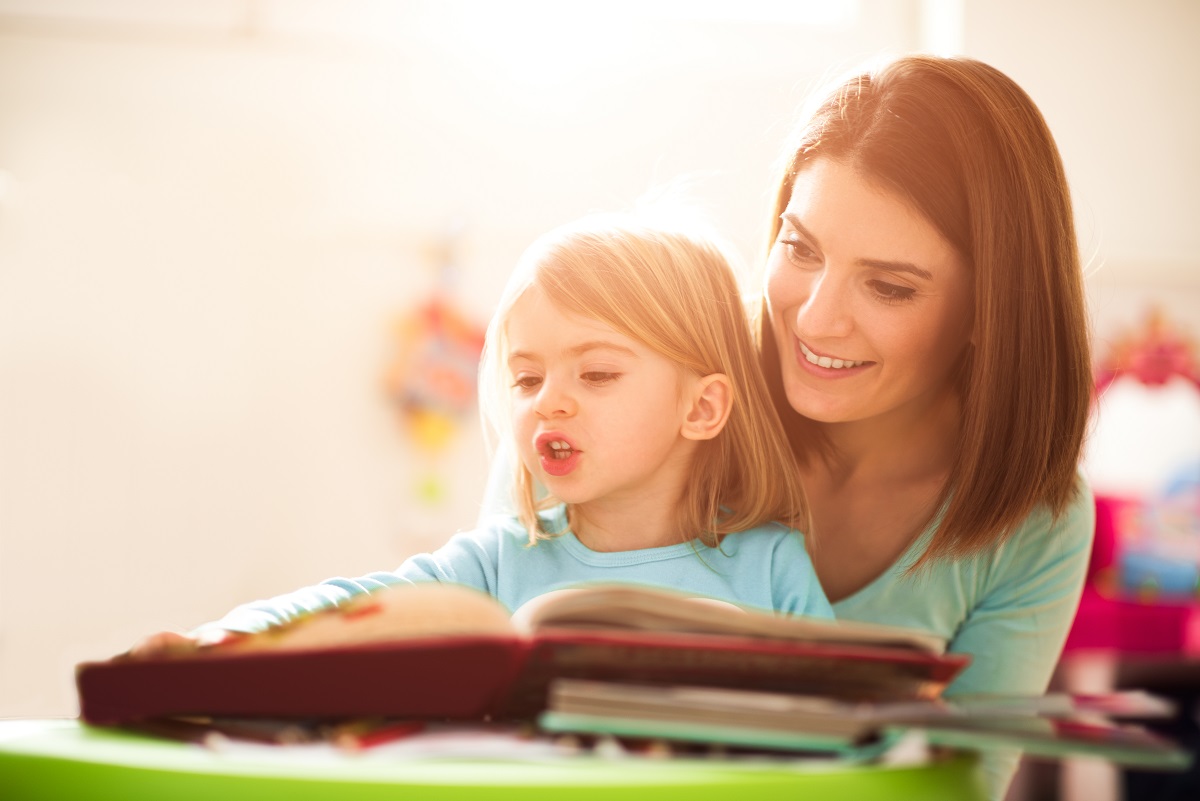 Зачем на самом деле надо читать ребенку сказки: объяснение психолога