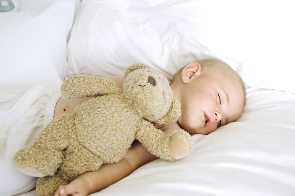 Дневной сон: почему он так важен, и как уложить ребенка спать без капризов