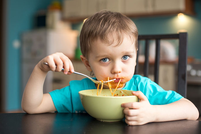 Дело не в еде: 4 истории детей, которых трудно накормить