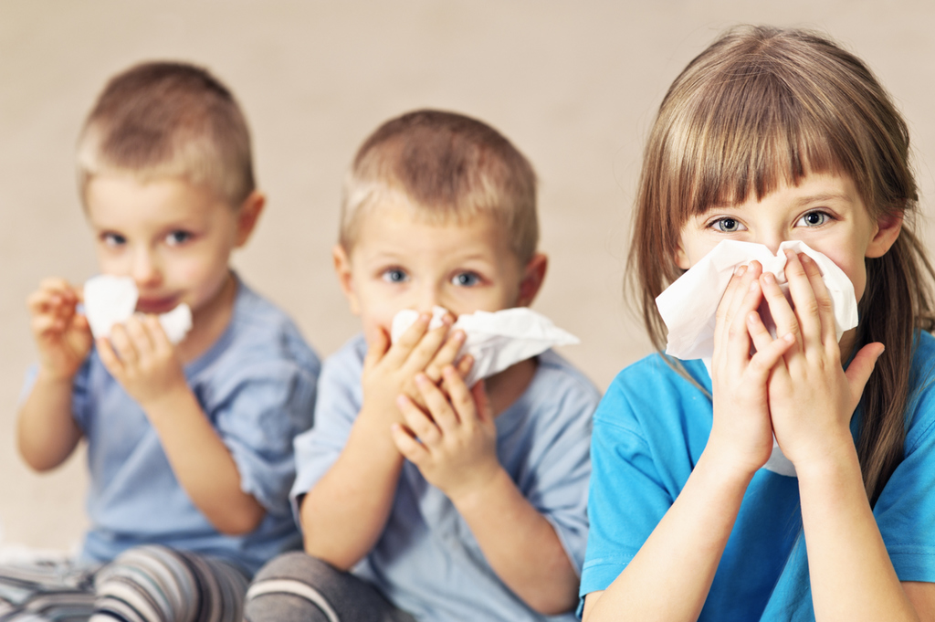 Как отличить аллергию у ребенка от обычного насморка