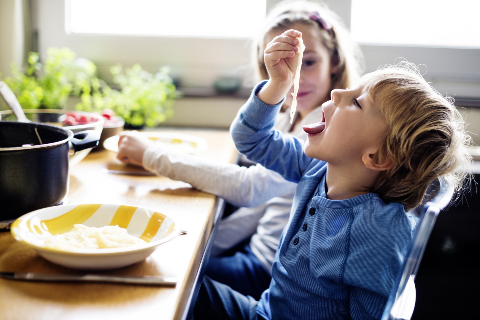 Обеденный этикет: учим малыша кушать аккуратно