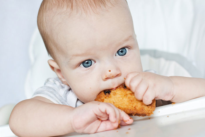 Знакомство малыша с твердой пищей: успеть до первого зуба