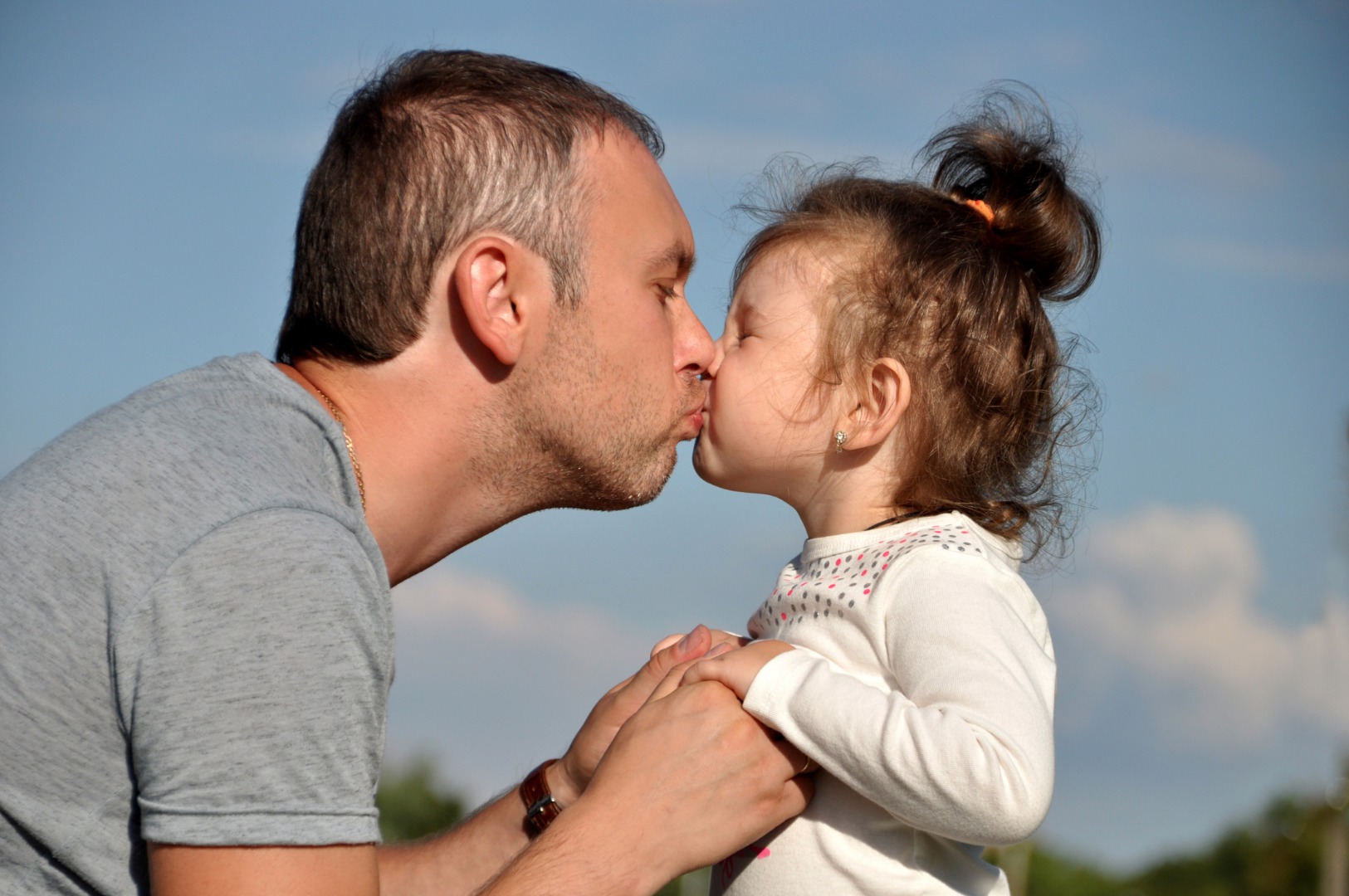 Спорный вопрос: можно ли целовать ребенка в губы