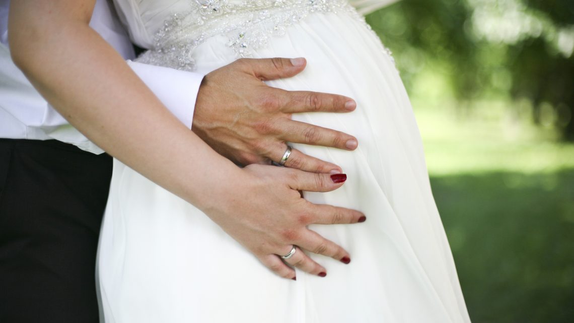 15 звезд, которые выходили замуж беременными