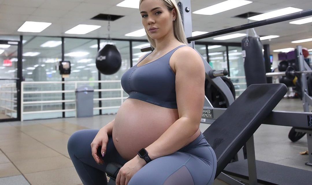 Даже страшно: беременная фитоняшка приседает со штангой 125 кг