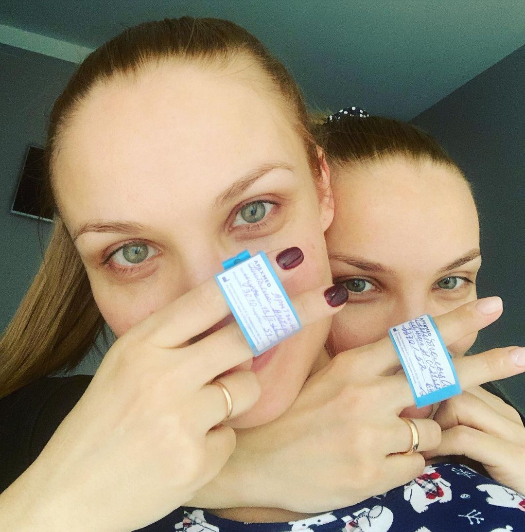 Актрисы-близняшки Арнтгольц стали мамами с разницей в 20 дней