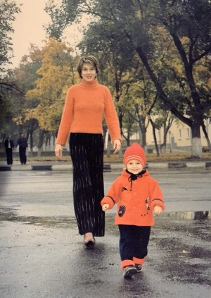 Раньше взрослели быстрее? 30 фото советских мам и их дочек в одном возрасте