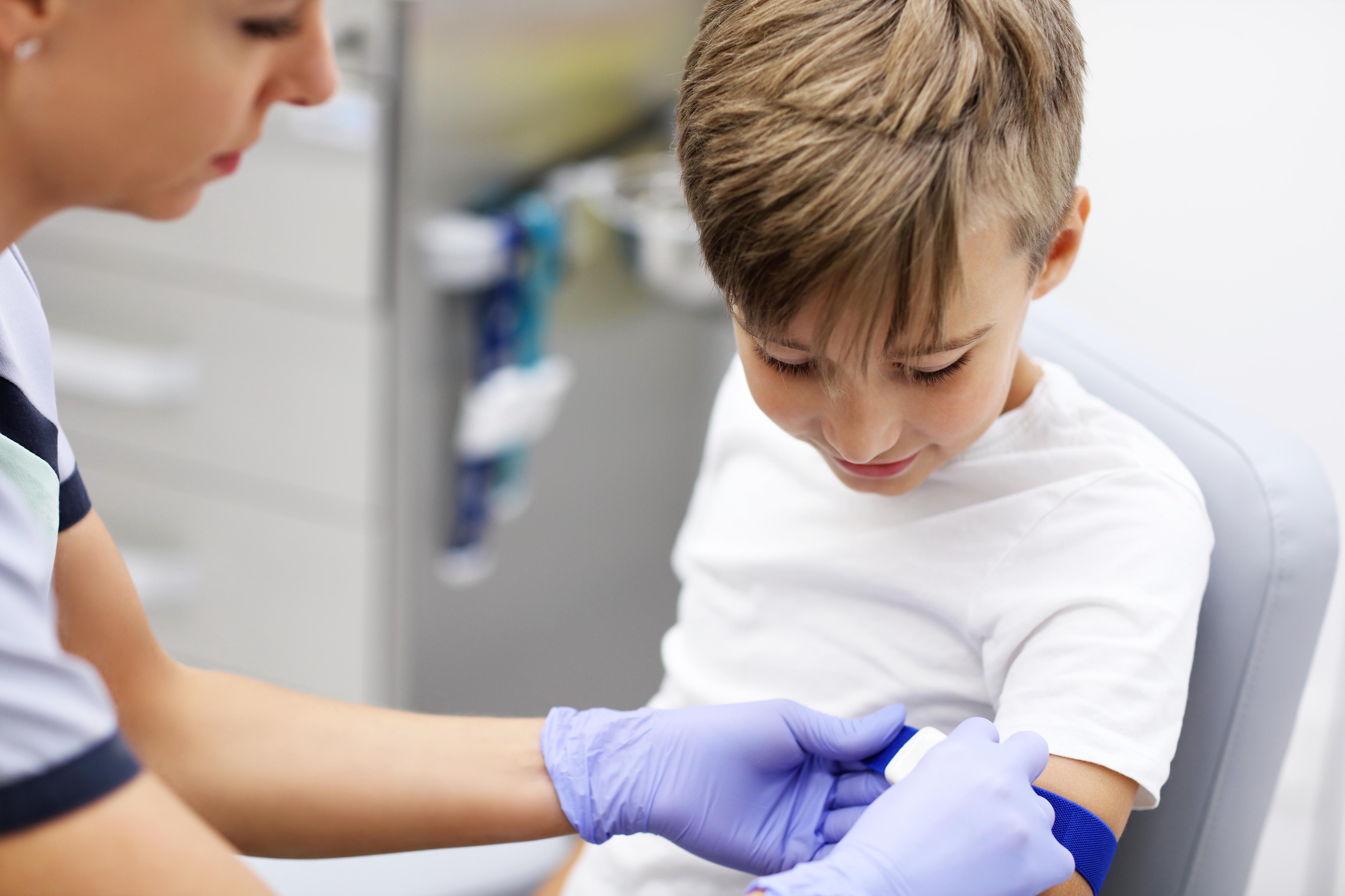 Почему у ребенка группа крови не такая, как у родителей: объясняет врач