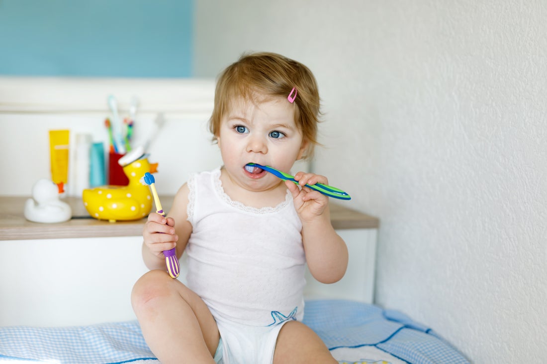 Первая зубная щетка для малыша: как выбрать правильно