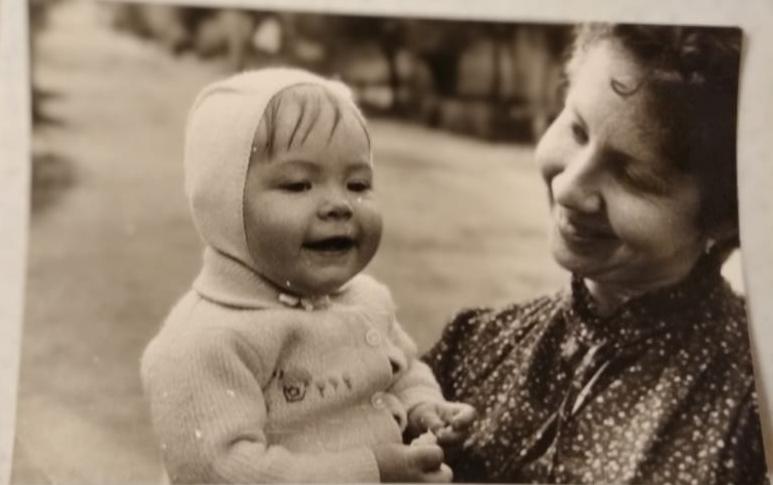 Раньше взрослели быстрее? 30 фото советских мам и их дочек в одном возрасте