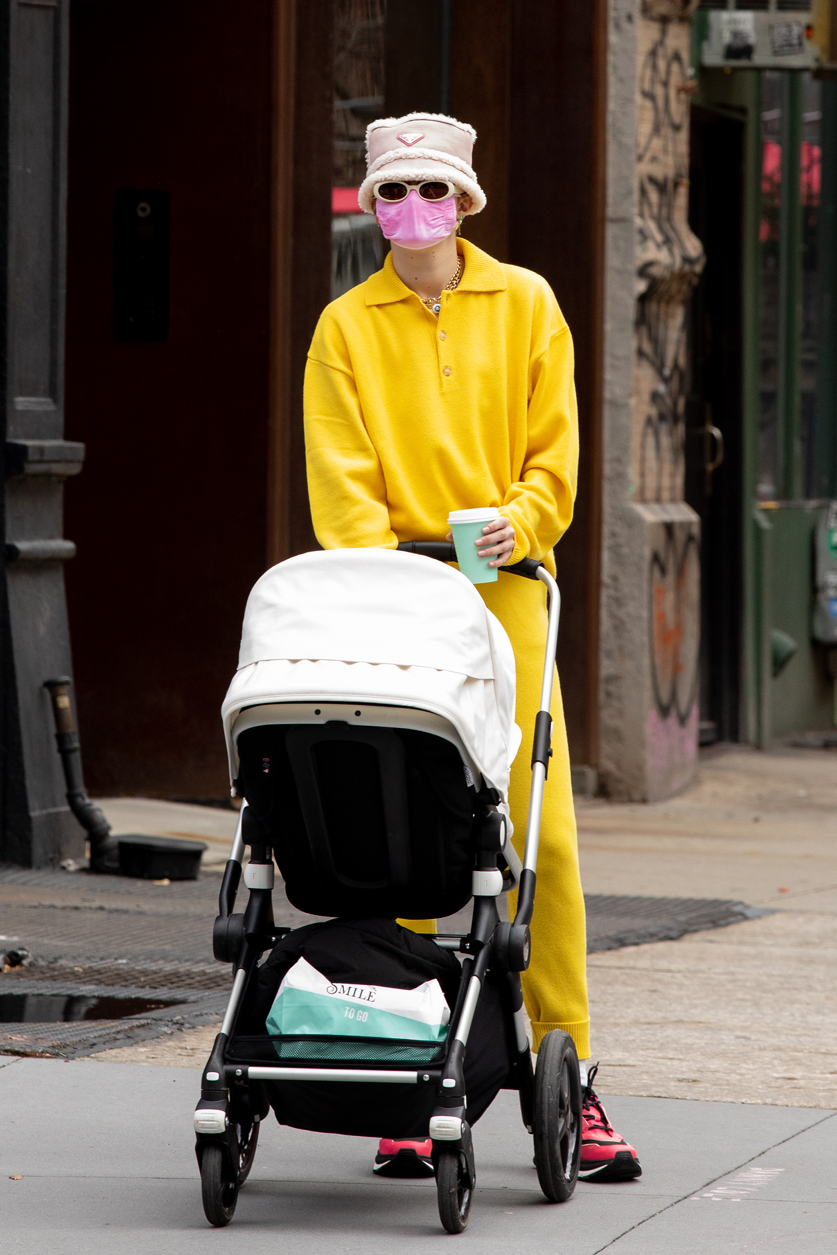 Джиджи Хадид на прогулку с дочкой оделась так, что впору пугать детей