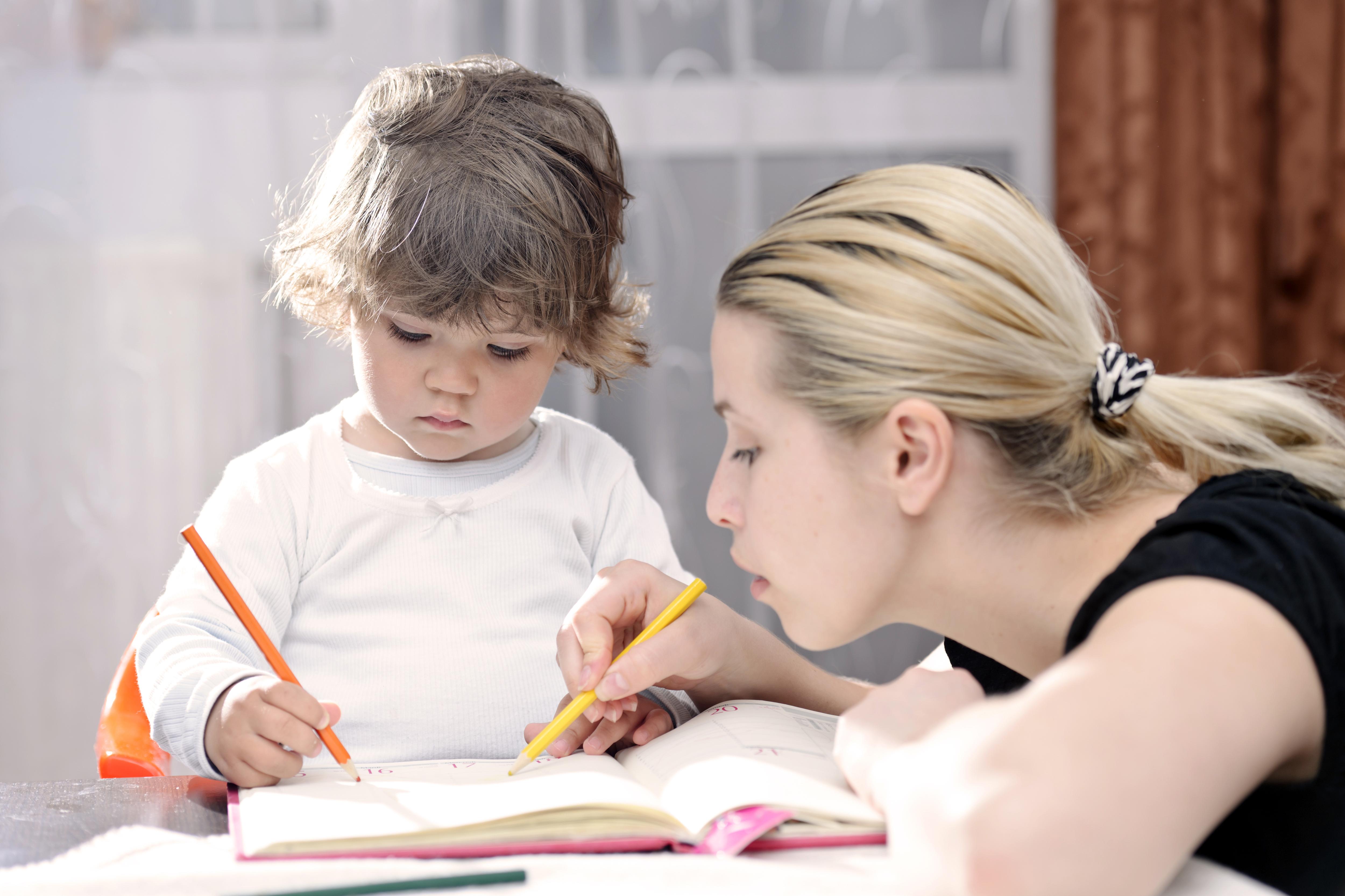 Как научить ребенка правильно держать карандаш: советы врачей и педагога