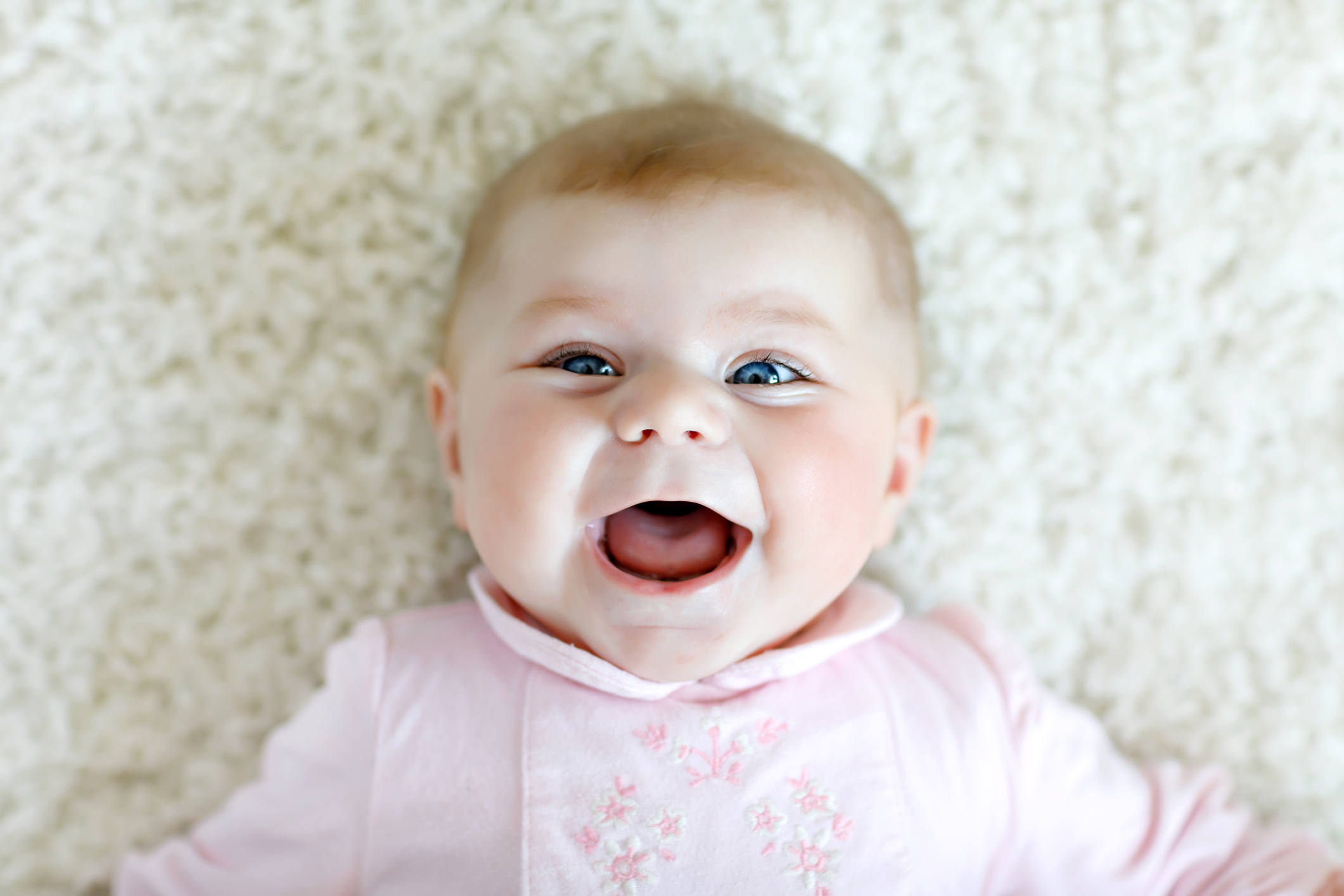 Фото №1 - Цветущие щечки: что делать с прыщиками-акне у новорожденных