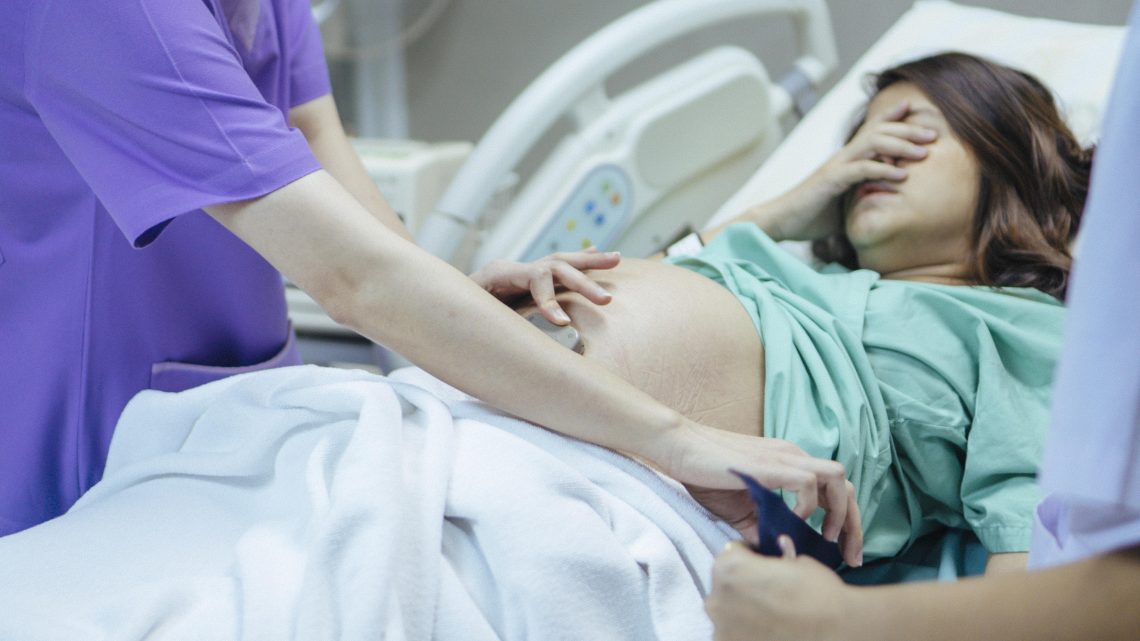 Акушерская агрессия: почему врачи так жестоки с мамой в роддоме