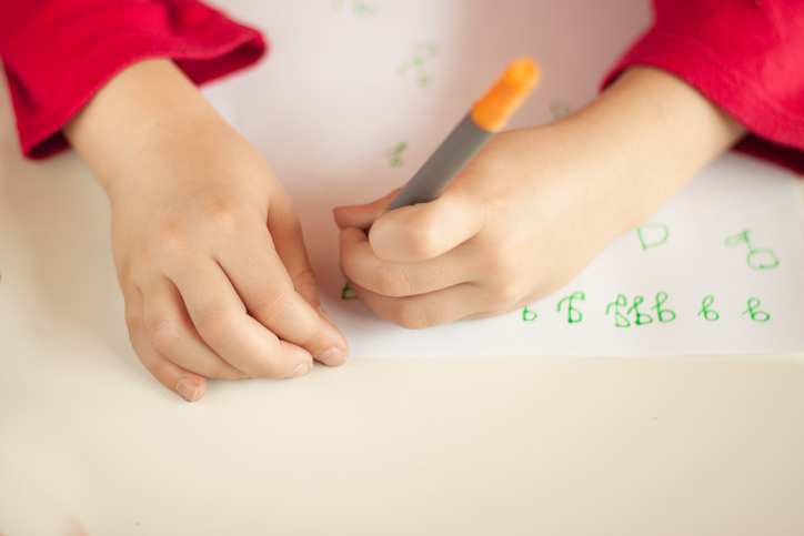 Фото №1 - Детский почерк: стоит ли его корректировать?