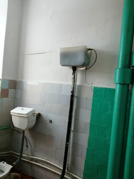 Главная травма российских детей: 11 реальных фото школьных туалетов