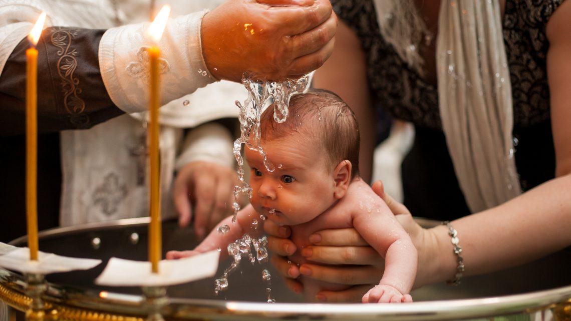 Это большой грех: священник рассказал об основной ошибке при крещении детей