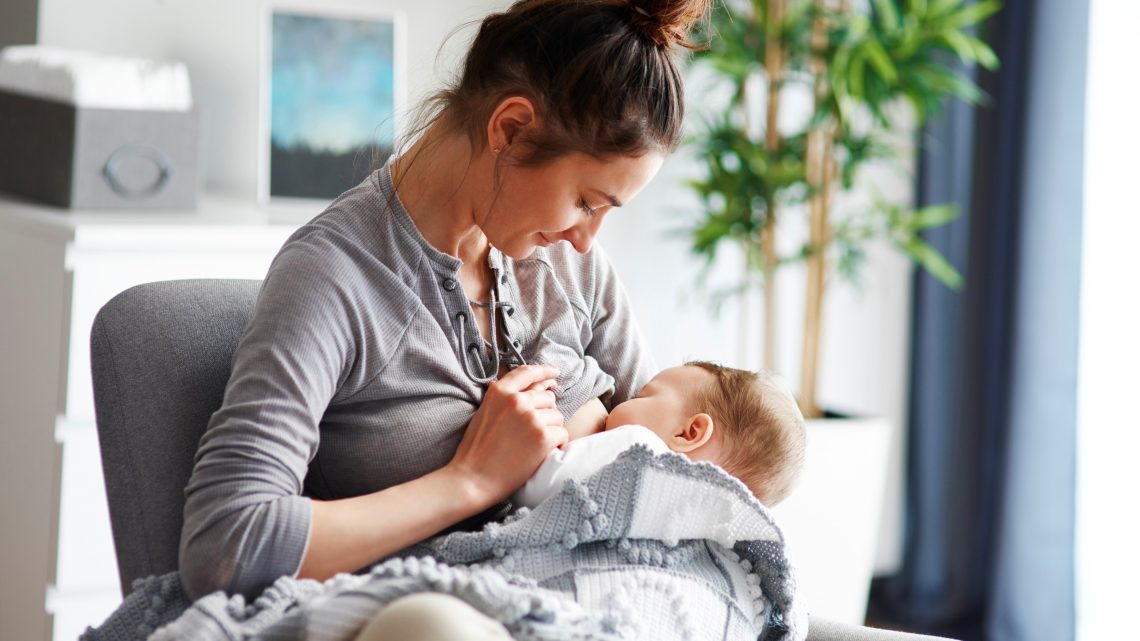Младенец кусает грудь — как отучить, рассказывает врач