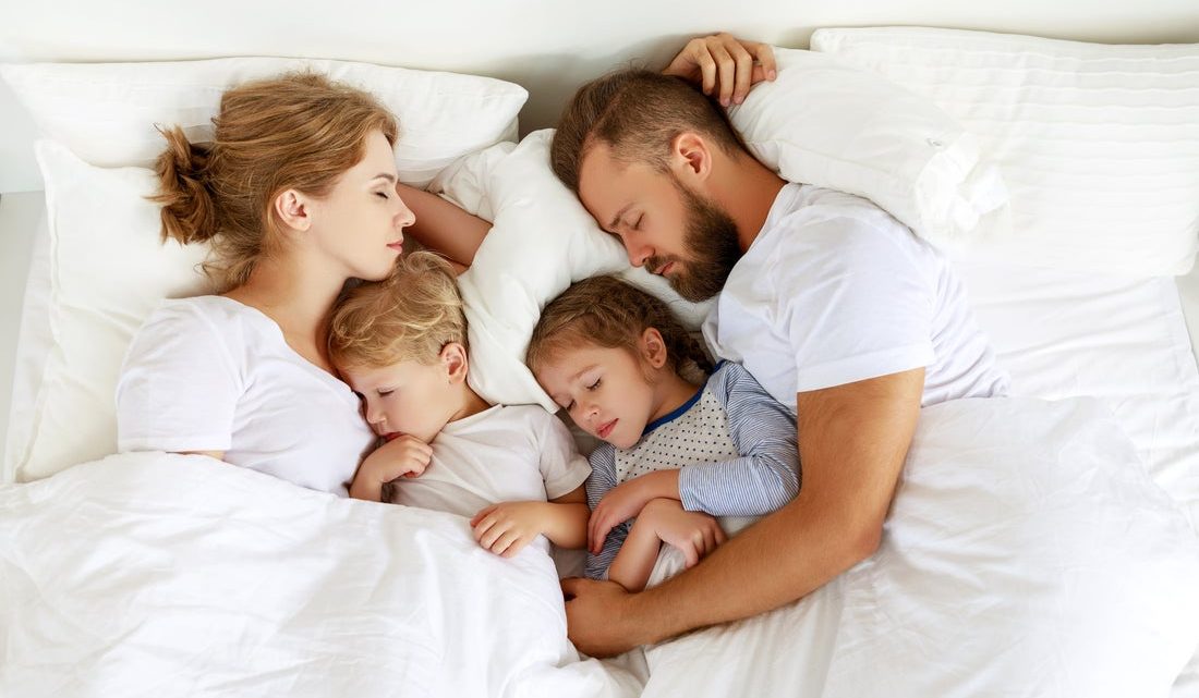 До какого возраста детям можно спать с родителями: вопросы психологу