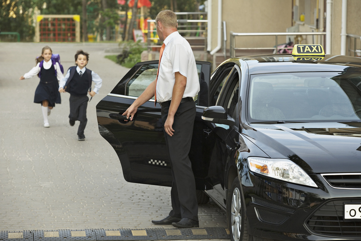 Можно ли отправлять ребенка одного на такси в школу — отвечает эксперт