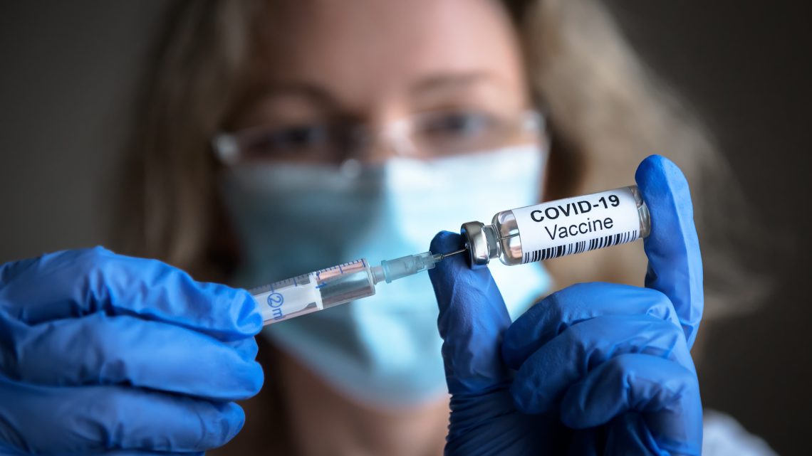 Привитые заразны и еще 4 нелепых аргумента противников вакцинации от ковида