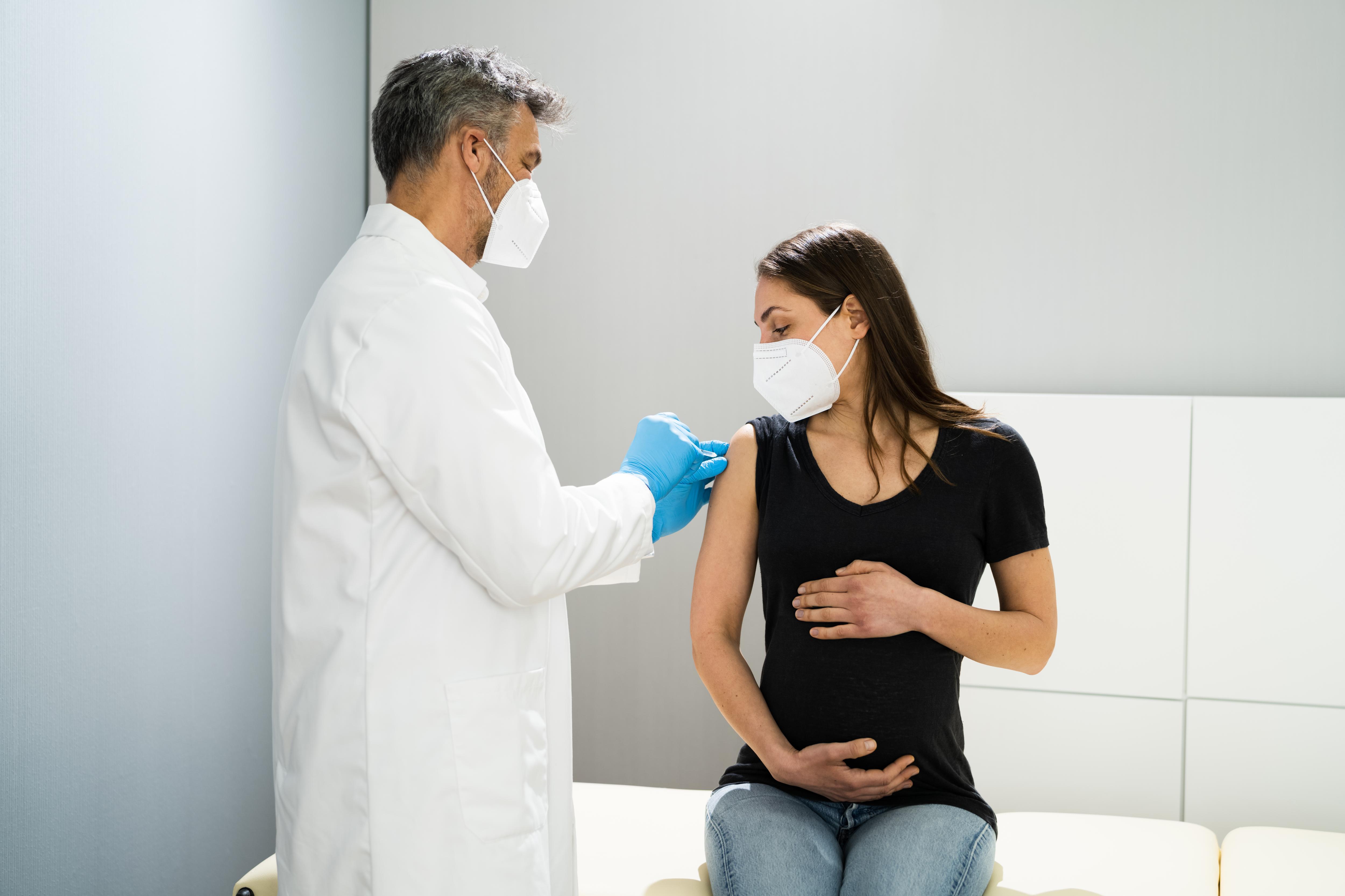 кому из беременных разрешено прививаться от коронавируса