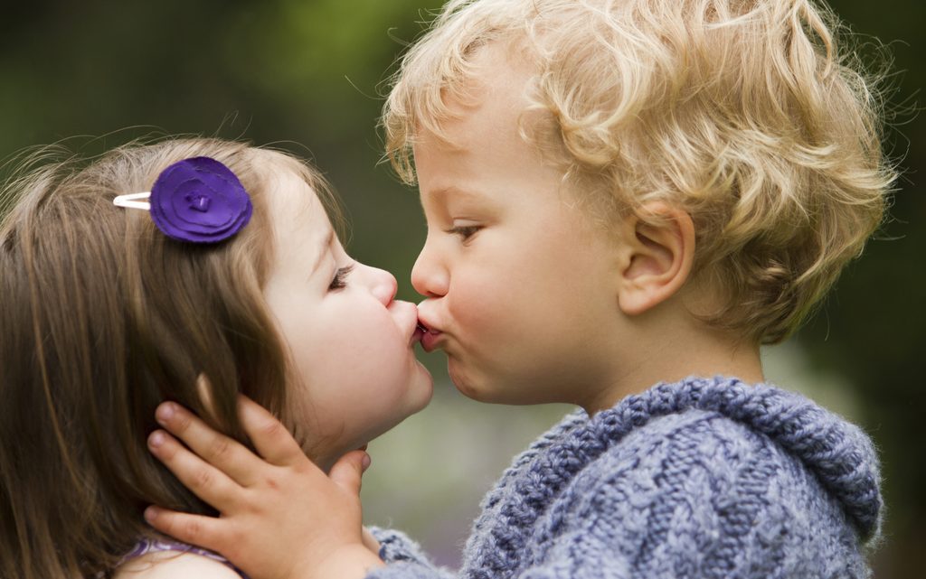 Ребенок влюбился: 5 неправильных реакций родителей